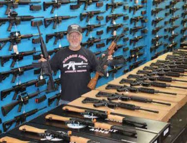 Ο άνθρωπος με τα περισσότερα όπλα στην Αμερική! (βίντεο)